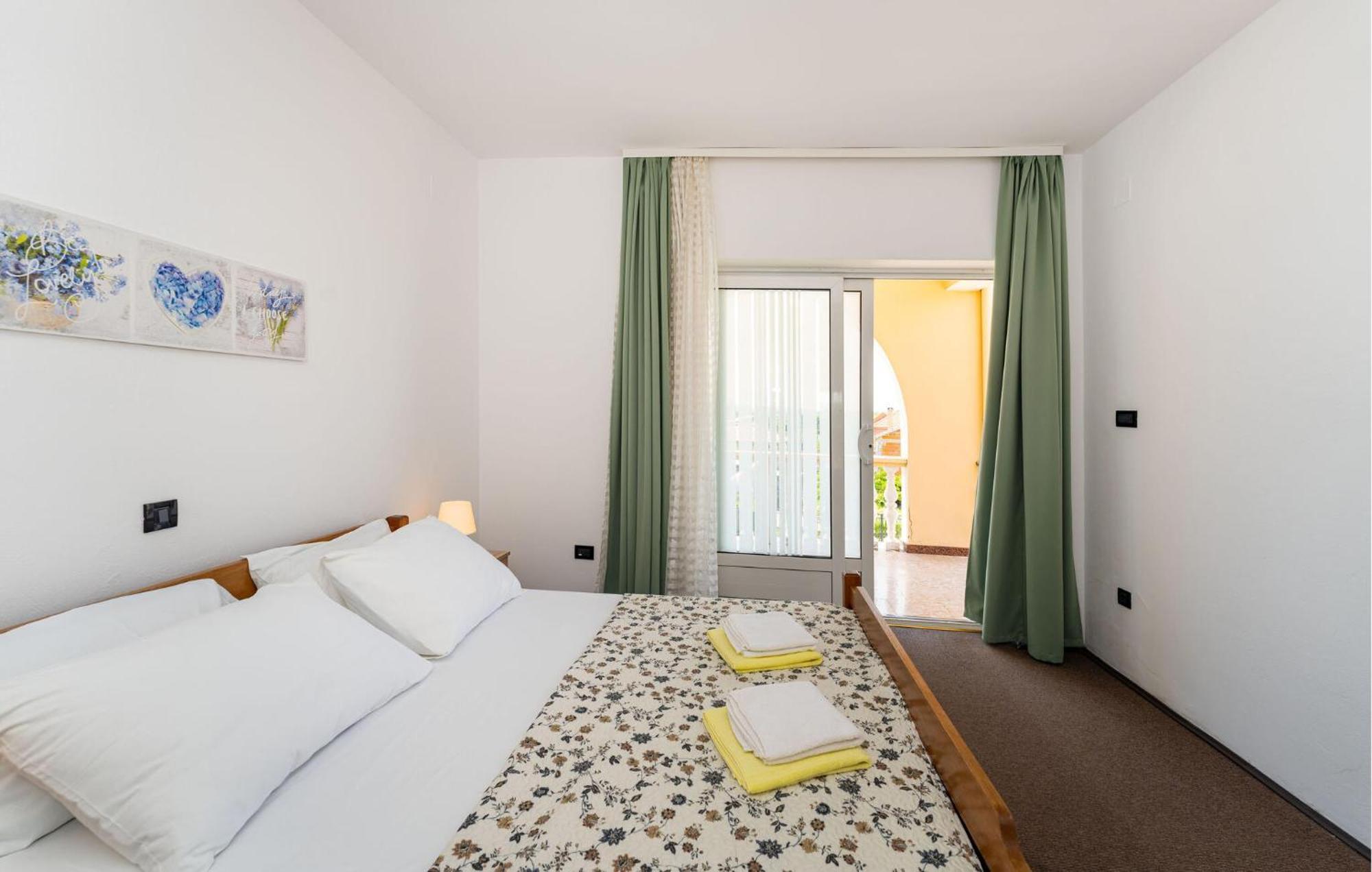 Beautiful Apartment In Galovac With Kitchen Dış mekan fotoğraf